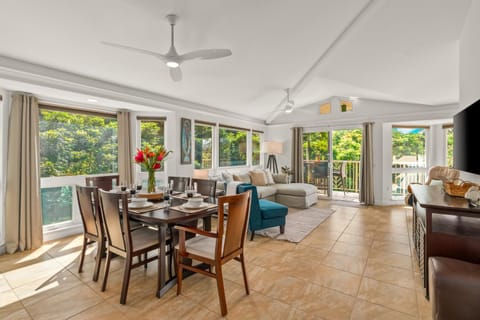 Stunning 3br 3ba Corner Unit Villa of Kamalii, AC, Pool, Hot Tub Unit 23 Apartment in Puupehu