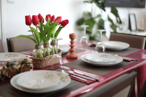 Seating area, Dining area