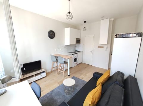 TV and multimedia, Kitchen or kitchenette, Seating area, stove