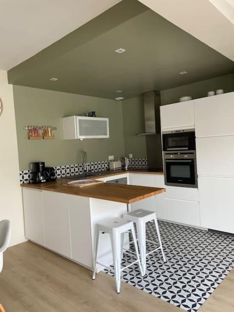 Kitchen or kitchenette, Dining area, dishwasher, stove