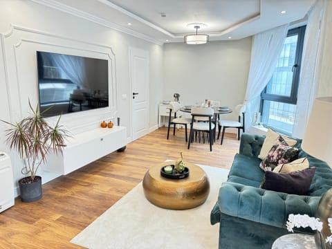 Communal lounge/ TV room, TV and multimedia, Living room, Seating area, Dining area, Evening entertainment