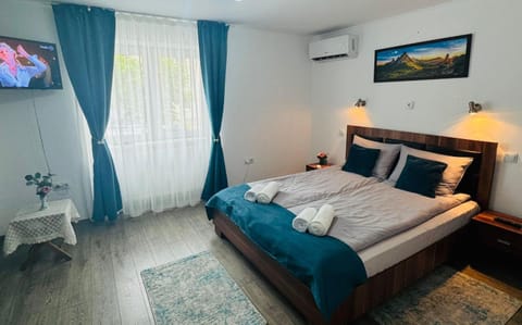 TV and multimedia, Seating area, Bedroom