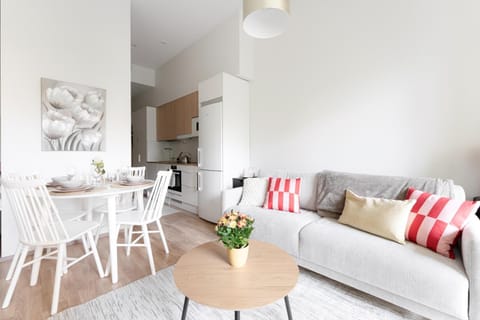 Kitchen or kitchenette, Living room, Seating area, Dining area