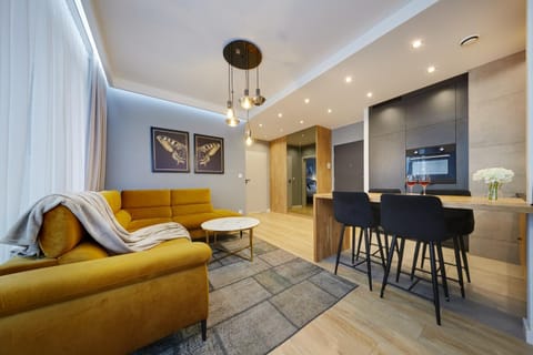 TV and multimedia, Kitchen or kitchenette, Living room, Seating area, Dining area