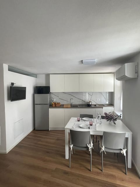 Kitchen or kitchenette, Dining area, stove