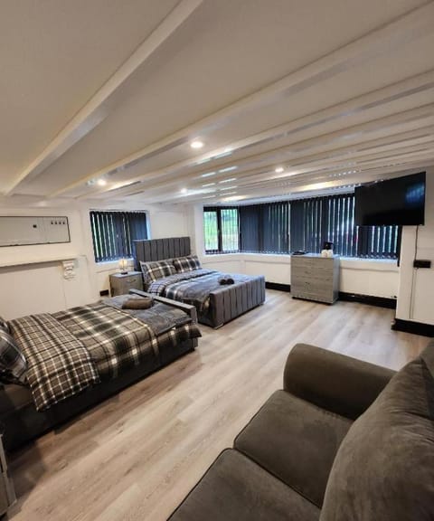 Rainsough Cottage Guest House - Sleeps upto 8 with ensuite - Free Parking & WiFi Bed and Breakfast in Prestwich