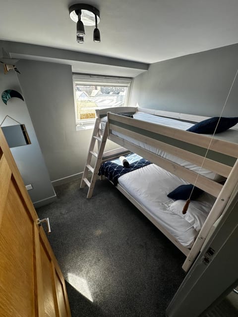 Bedroom, bunk bed