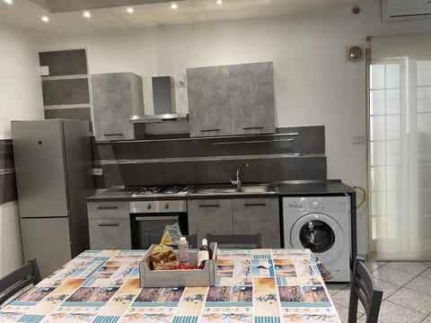 Kitchen or kitchenette, Dining area, oven, stove, washing machine