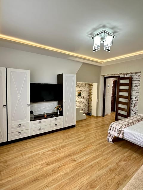 Communal lounge/ TV room, Bed, TV and multimedia, Photo of the whole room, Evening entertainment, Bedroom, wardrobe