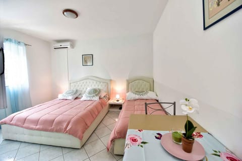 Bed, Summer, Dining area, Bedroom