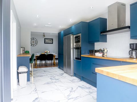 Kitchen or kitchenette, Dining area, Breakfast, Breakfast, dishwasher, microwave, minibar, oven, pet friendly, stove, toaster, toaster, washing machine, washing machine