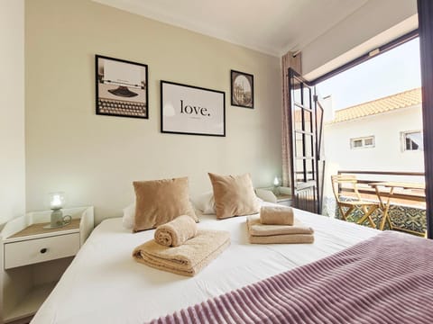 Bed, Balcony/Terrace, Photo of the whole room, Bedroom, towels