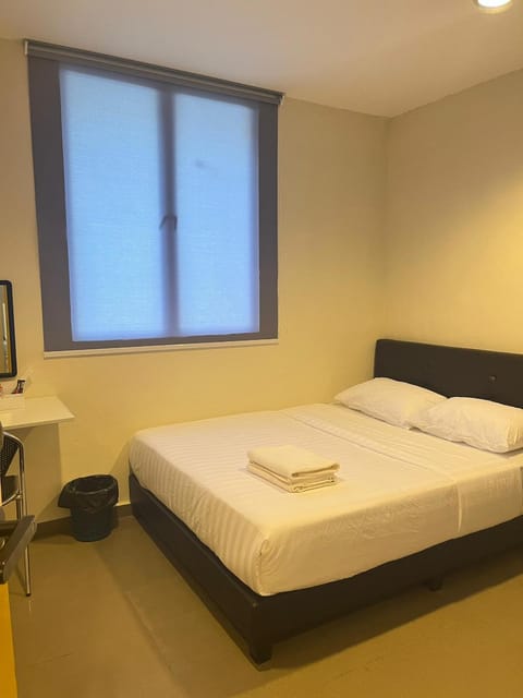 Bed, towels