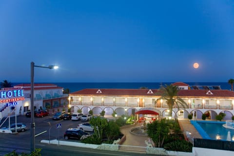 Property building, Restaurant/places to eat, Night, Sea view, Swimming pool, Facility for disabled guests, Parking, acessibility