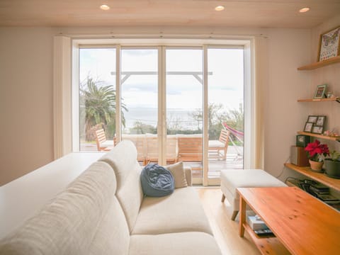 Communal lounge/ TV room, Natural landscape, Balcony/Terrace, Living room, Sea view
