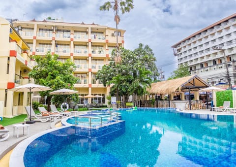 Property building, Day, Swimming pool, Swimming pool, sunbed