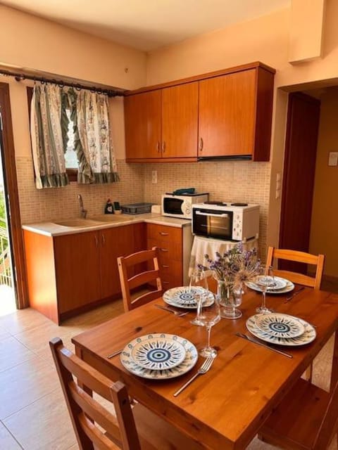 Kitchen or kitchenette, Dining area, stove