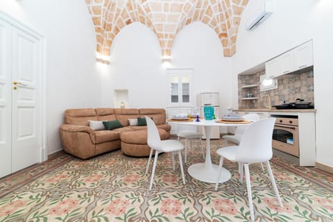 Kitchen or kitchenette, Living room, Seating area, Dining area, pet friendly, stove