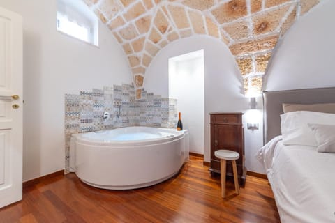 Hot Tub, Photo of the whole room, Bedroom, Bath