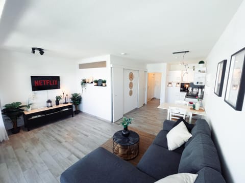 TV and multimedia, Kitchen or kitchenette, Living room, Seating area, Dining area, Evening entertainment