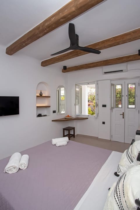 Bed, TV and multimedia, Photo of the whole room, Bedroom, towels