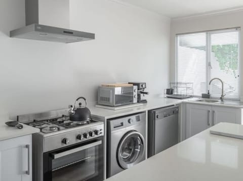 Coffee/tea facilities, Kitchen or kitchenette, dishwasher, pet friendly, stove, toaster, washing machine