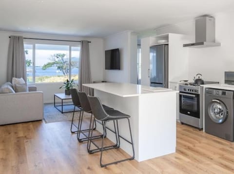 TV and multimedia, Kitchen or kitchenette, Living room, Seating area, Dining area, Evening entertainment, dishwasher, oven, pet friendly, stove, toaster, washing machine