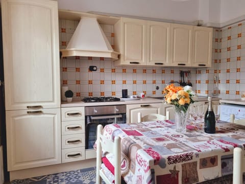 Kitchen or kitchenette, Dining area, pet friendly, stove