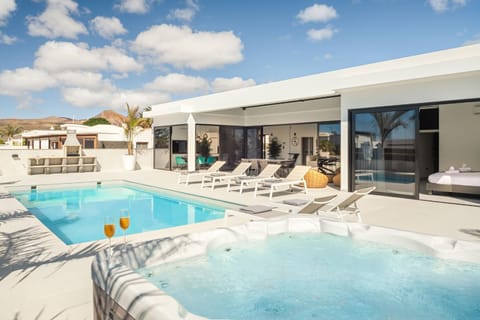 Property building, Hot Tub, Swimming pool