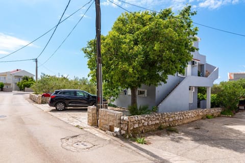 Property building, Day, Neighbourhood, Parking