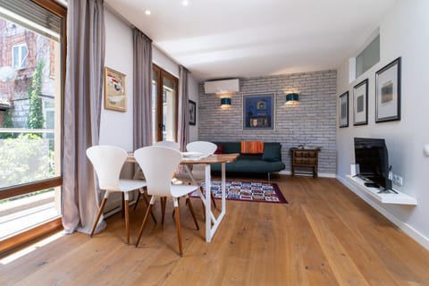 TV and multimedia, Living room, Seating area, Dining area, Evening entertainment