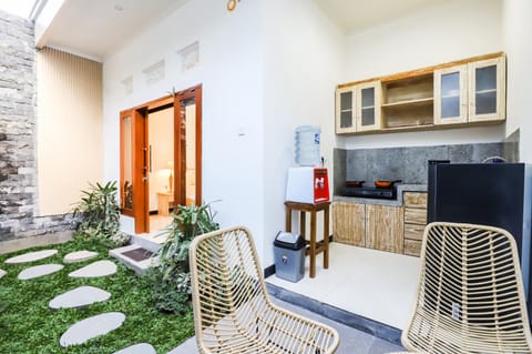 Kitchen or kitchenette, Seating area, Dining area