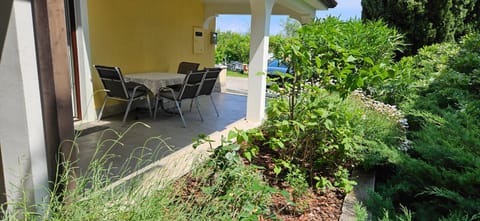 Property building, Patio, Patio, Parking