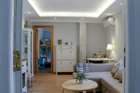 Property building, Bed, Living room, Photo of the whole room, Seating area, Bedroom