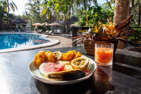 Swimming pool, Breakfast