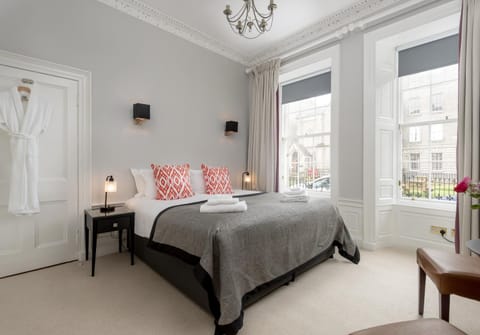 Bed, Day, People, View (from property/room), Decorative detail, Seating area, Bedroom, Guests, Garden view, group of guests, cot, Family