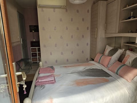 Bed, Photo of the whole room, Bedroom, wardrobe