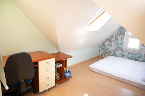 Bed, Photo of the whole room, Seating area, Bedroom