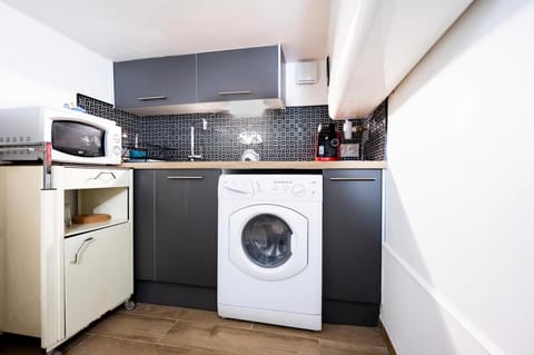 Coffee/tea facilities, Kitchen or kitchenette, microwave, stove, washing machine