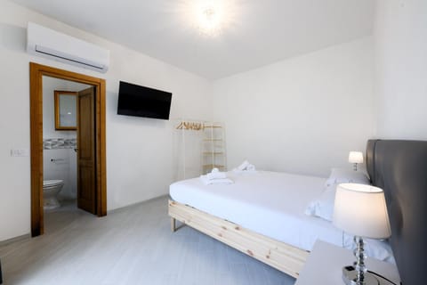 Bed, TV and multimedia, Bedroom, towels