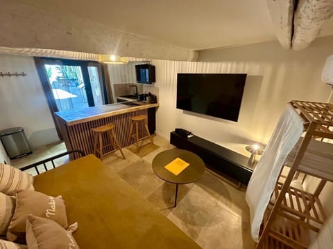 Communal lounge/ TV room, TV and multimedia, Living room, Seating area, Bedroom
