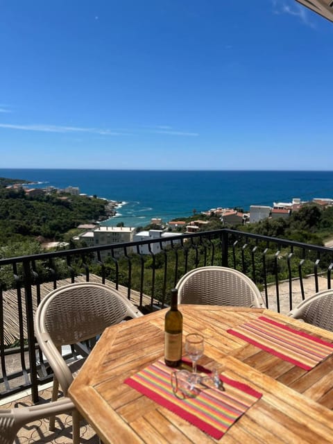 Nearby landmark, Natural landscape, View (from property/room), Balcony/Terrace, Balcony/Terrace, Dining area, Beach, Sea view