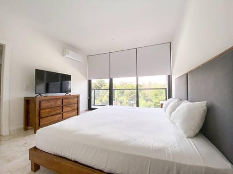 Bed, TV and multimedia, Photo of the whole room, Bedroom