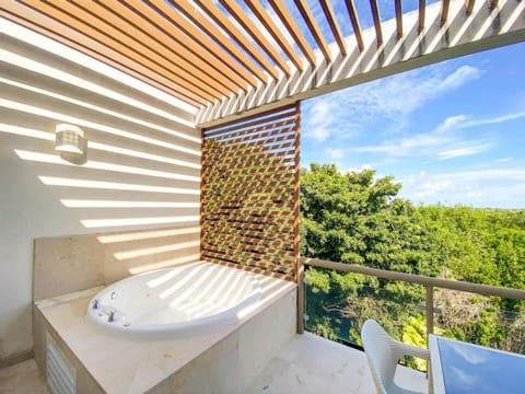 Day, Natural landscape, Hot Tub, View (from property/room), Balcony/Terrace