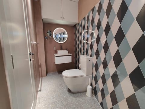 Toilet, Bathroom, Internal: Not applicable to any particular room