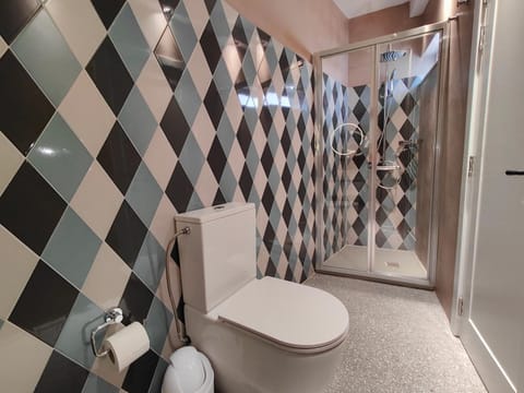 Toilet, Internal: Not applicable to any particular room