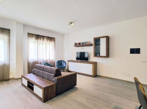 Property building, Communal lounge/ TV room, Bed, Library, TV and multimedia, Kitchen or kitchenette, Living room, Seating area, Pets, air conditioner