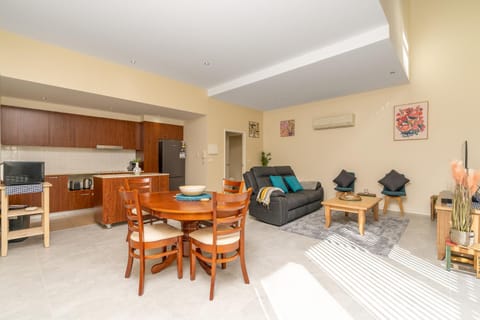 Kitchen or kitchenette, Living room, Seating area, Dining area, oven