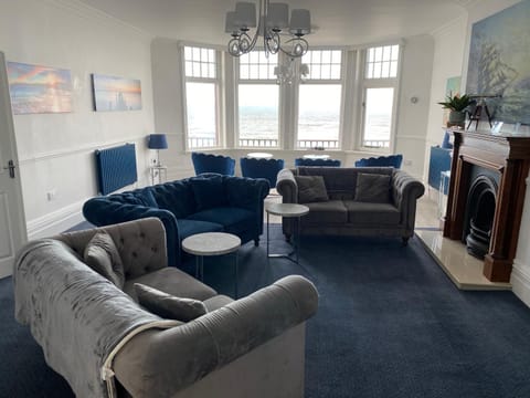 Captain's Deck Beach Balcony PerfectlySaltburn Apartment in Saltburn-by-the-Sea