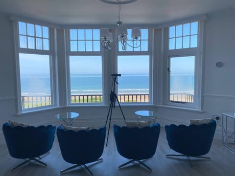 Captain's Deck Beach Balcony PerfectlySaltburn Apartment in Saltburn-by-the-Sea